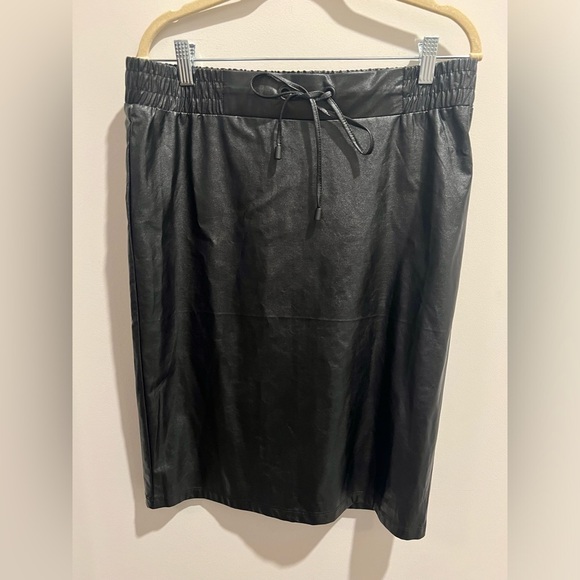89th & Madison Black Faux Leather Skirt - Picture 3 of 7